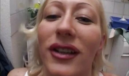 Hündin in der Hitze mama sohn pornos wird gebohrt