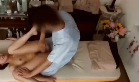 Heißes Paar sex mit der mutter kostenlos teilt einen echten Hardcore-Sex mit vielen Cumshots