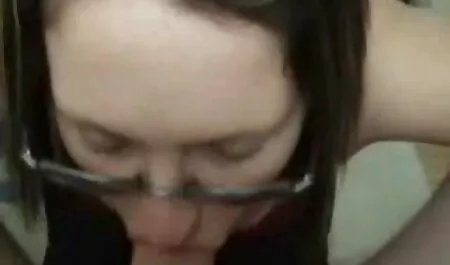 Katty hat ihr Arschloch von deutsche pornos mutter und sohn einem riesigen Strapon-Dildo geöffnet