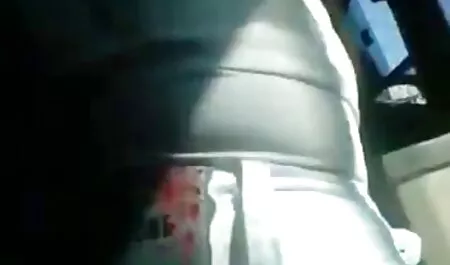 Braunes Mädchen mit Bolt Ons bietet schmutzigen Spaß im Badezimmer. mutter sohn porn video