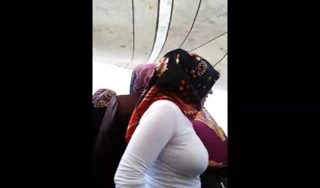 zwei heiße mutter sohn porn tube Mädchen spielen zu Hause für die Kamera