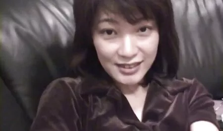 Nonoka wird von mama sohn pornos Männern so fest in rosa Riss geschraubt
