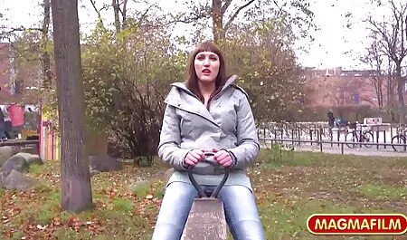 Junge gezogen vollbusige wunderschöne Babe fickt im mama und sohn porn Freien