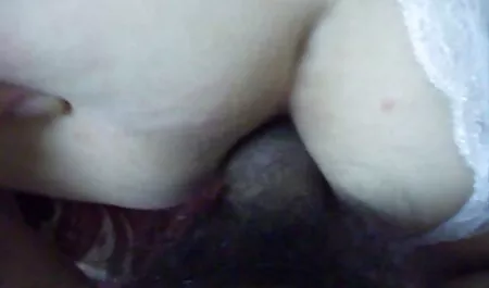 Die vollbusige, langhaarige MILF gibt einen heißen Tittenfick und bekommt sohn pornos Creampi